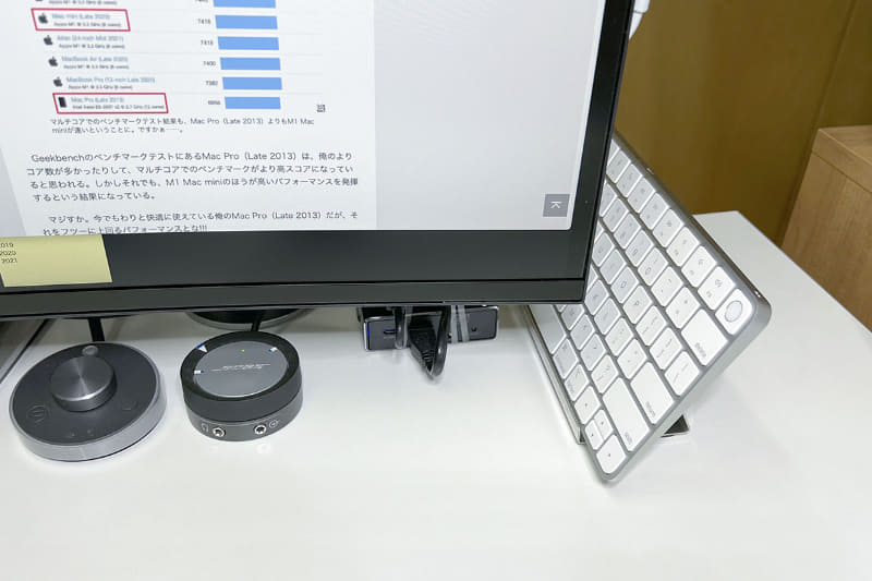 Touch IDでの指紋認証ログオンやID/パスワードの自動入力が目的で、このキーボードからの文字入力は行っていない。なので、ディスプレイの横に立てて置き、Touch IDセンサーのみを使用している。