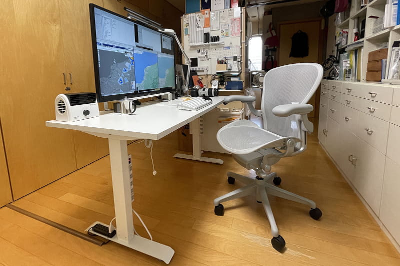 現在使っている仕事机。昇降スタンディングデスクで、モーターで高さを変えられる。椅子に座った状態でも立った状態でも使える机だ。脚部分と天板で合計4万1900円で購入した。