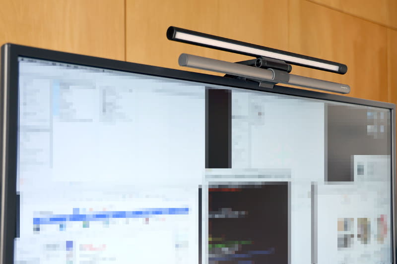詳しくはリンク先にあるが、ディスプレイの上に2本の棒状LEDライトをセットして使っている。下はBenQ「ScreenBar Plus」で、手元のみを効率よく照らせる。上は自分の顔を照らすための棒状LEDライト。