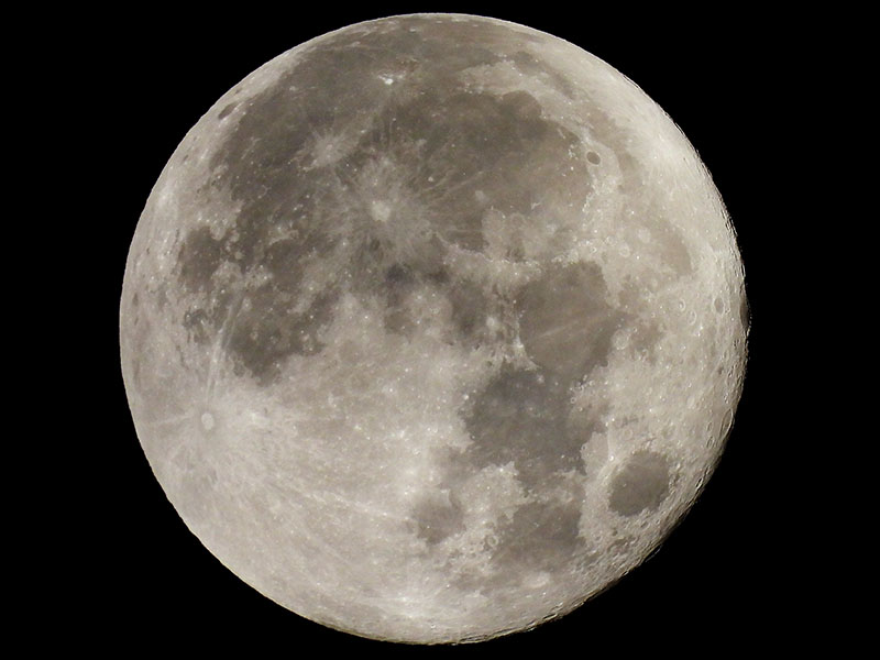 COOLPIX P950で撮った月（レタッチ済み）。