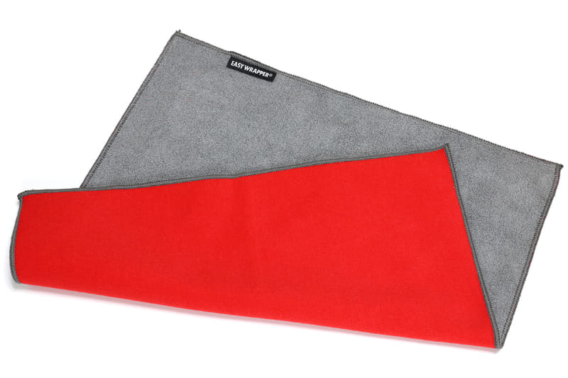 イージーラッパーは厚手の化学繊維素材の布で、表と裏がぺたりとくっつき、いろいろなモノを包んでちょっと保護することができる。色やサイズも各種ある。