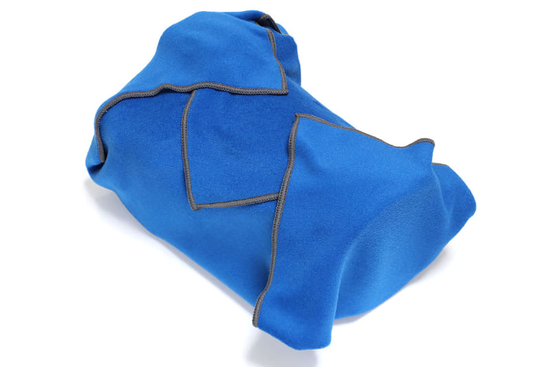 こんなふうに包んで保護できる。この状態からまず解ける（布が広がる）ことはないが、指で引けばペリリリリ〜と容易に解き広げることができる。