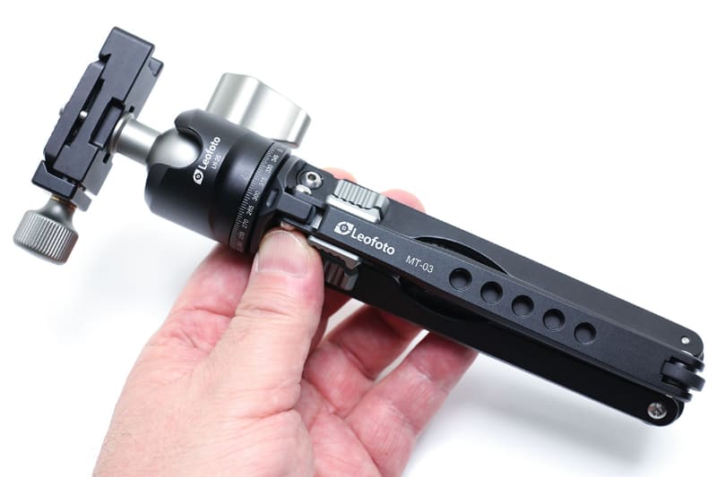 Leofoto（レオフォト）のミニ三脚「MT-03+LH-25」は、気軽に携帯できるサイズの小型三脚。メーカー税別価格は1万8500円だが、1万4000円くらいで買えたりする。