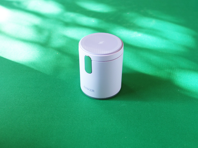 Anker 623 Magnetic Wireless Charger。本体上部がMagSafe対応の充電器になっています