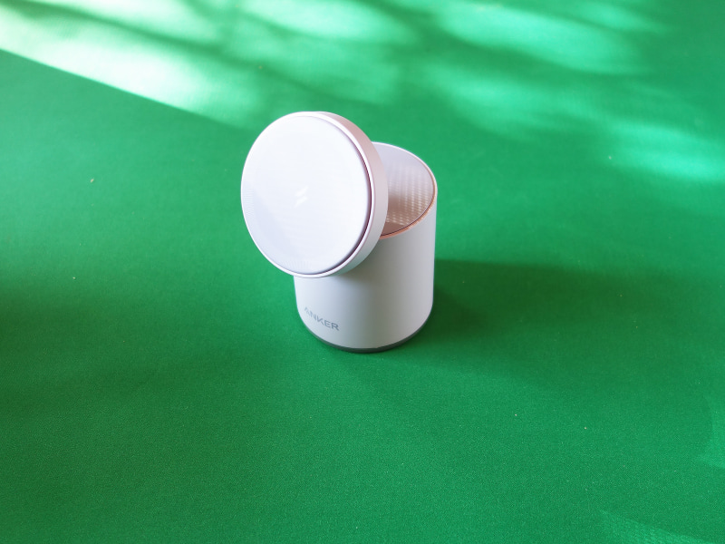 Anker 623 Magnetic Wireless Charger。本体上部がMagSafe対応の充電器になっています