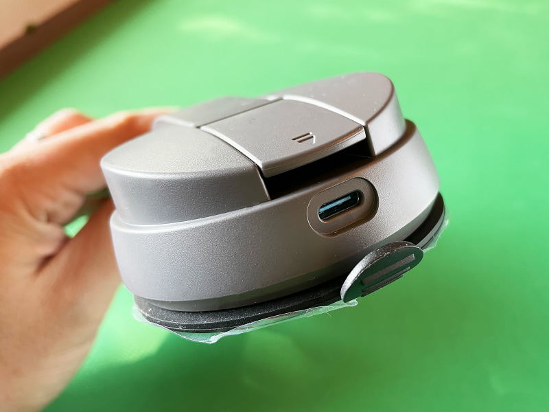 Anker 613 Magnetic Wireless Charger。アームの基部をダッシュボードに接着するタイプの車載スマートフォンホルダーです