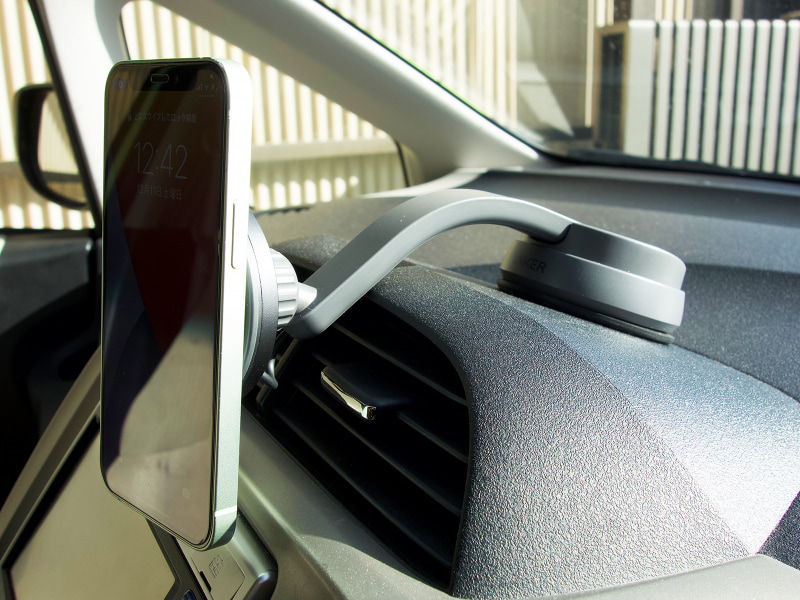 こんな感じでダッシュボードに貼り付けて使います。MagSafeでガッチリ固定される割にアームの先端が自由に動くので、角度などを調整しやすいです