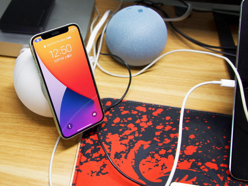 MagSafeによる充電のほか、机上のさまざまな機器の電源を一台でまかなうことができるのは便利です。Amazon Echo Dotと並ぶと兄弟のようでもあります