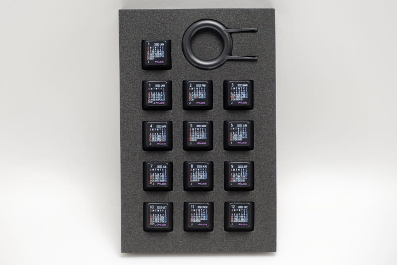 2022年の12カ月分と2013年1月の計13個のキーキャップがセットになっている