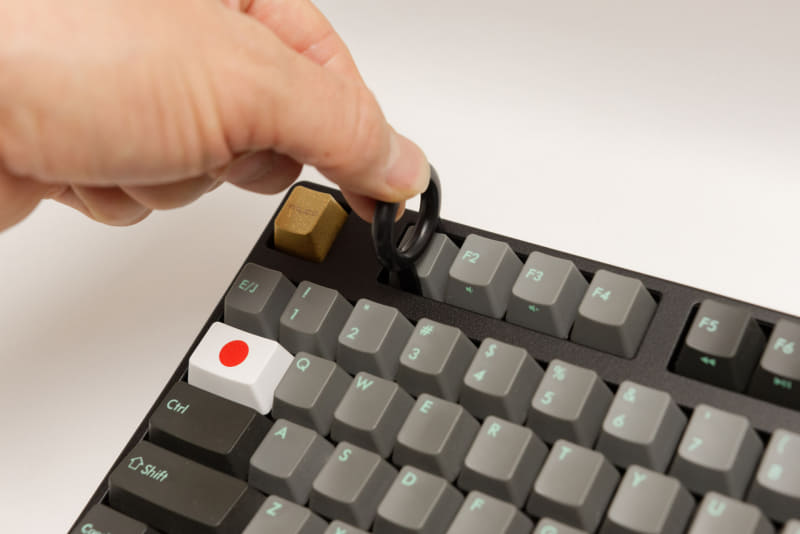 付属の引き抜き工具でキーキャップを取り外す