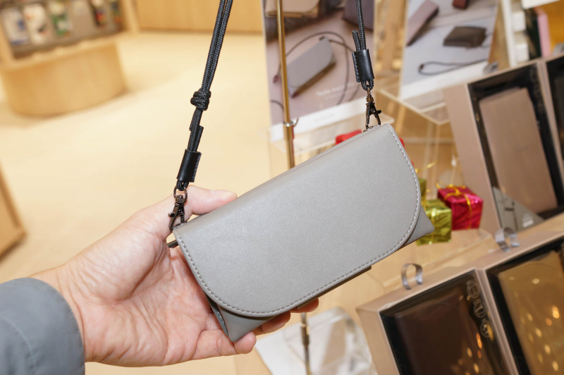 Teshe basic flip case。ポケットは余裕のあるサイズで、ちょっとしたポーチにiPhoneケースがついてるという感じ