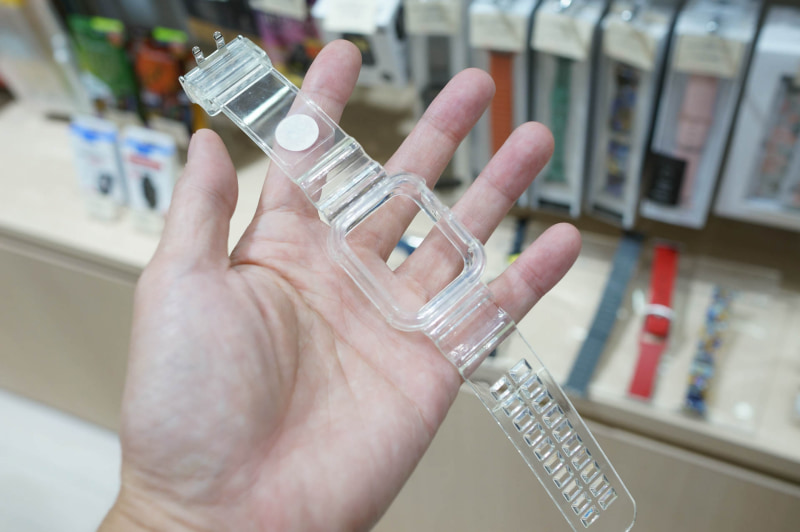 ケース一体型のクリアバンド。TPU素材なので水などには強い