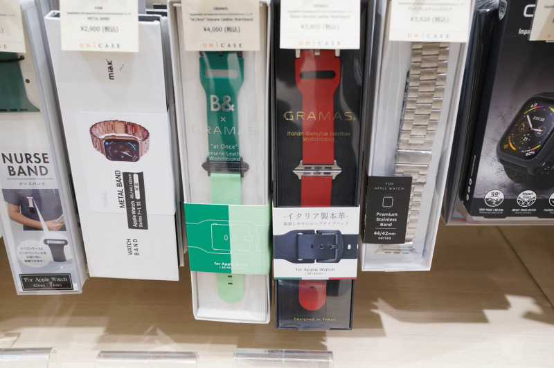 価格は革製や金属製でも4000円弱なので割とお手頃