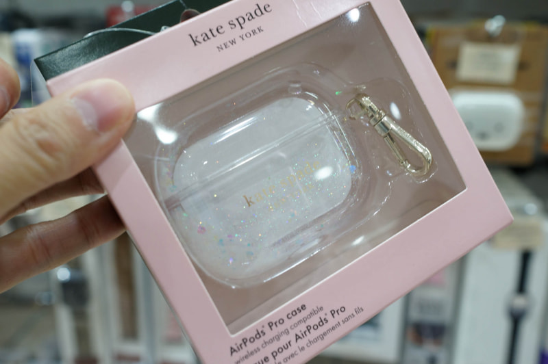 こちらの製品、ラメは固定されておらず、スノードームみたいにキラキラと降り積もる