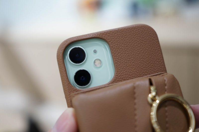 こちら、iPhone 13 mini向けケースにiPhone 12 miniを入れている。真正面からじっくり見ないとカメラ部の大きさがあっていないことがわからないレベル