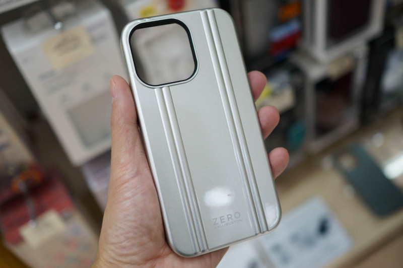 定番のゼロ・ハリバートンコラボケース。それにしてもProモデルはカメラ部分でインパクトがある