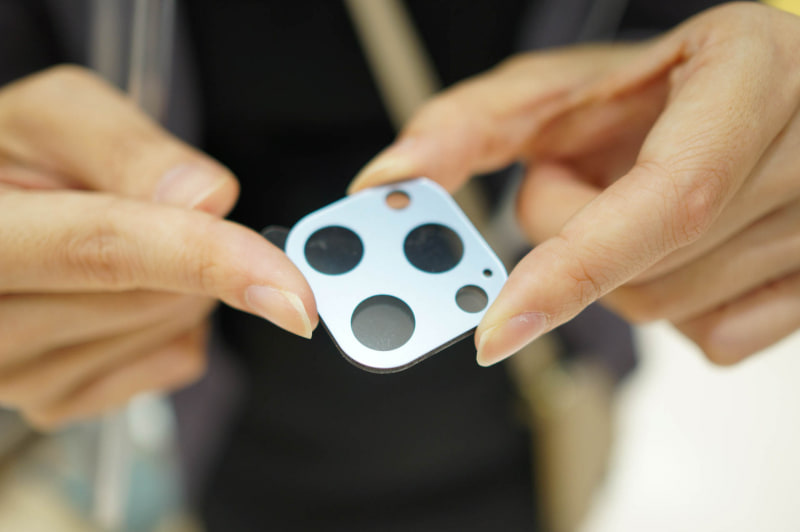 Proモデル向けのカメラ保護フィルム。レンズ周辺は厚みがあり、レンズの出っ張りを緩和してくれる