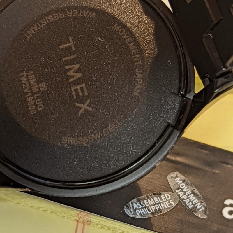 メカの祖国と組み立ての祖国を示す2枚のシールを剥がすと格好良い裏面だ