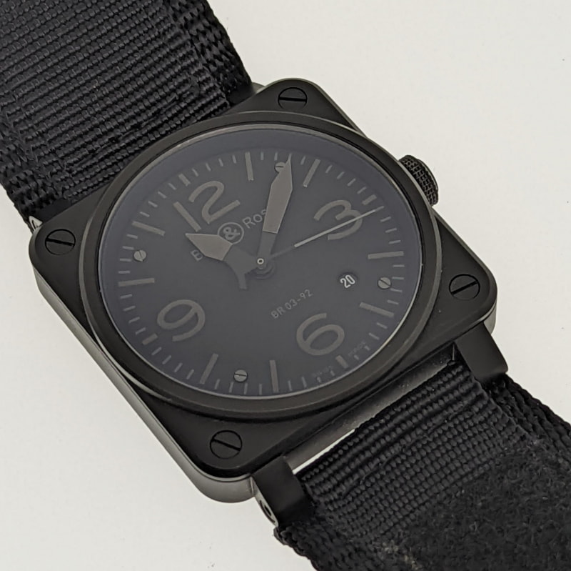 非反射ガラス、暗くマットな文字盤、反射しない針、ちょっとミーハー的ミリタリー感満載のスティルス腕時計