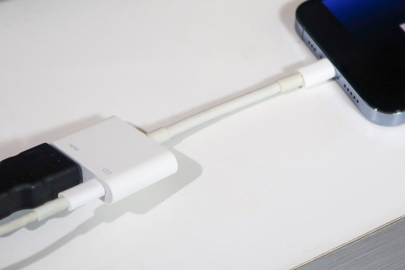 「Lightning - Digital AVアダプタ」（6380円）。LightningとHDMIの2つポートを備え、充電しながらHDMI出力ができる