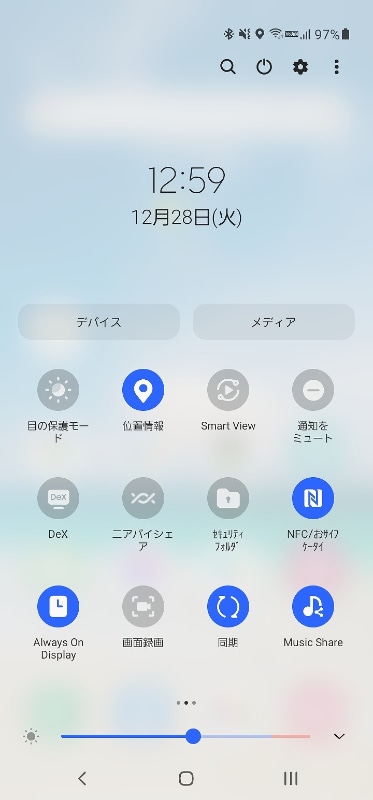 次に、スマートフォンのステータスバーにあるミラーリングorキャストの設定（Galaxyシリーズでは「Smart View」という名称）を開き、Fire TV Stickを選んで接続する