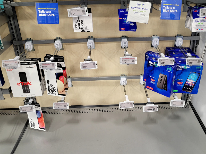 プリペイドスマートフォンコーナー。在庫が無いものが多い