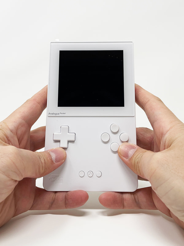 握り込む手にしっくりとなじむ大きさで、製品としての美しさに思わずうっとりしてしまいます