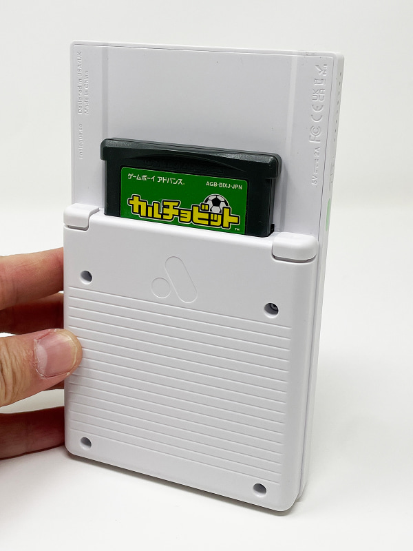 ゲームボーイ・ゲームボーイアドバンスのカートリッジをさし込んで遊べます