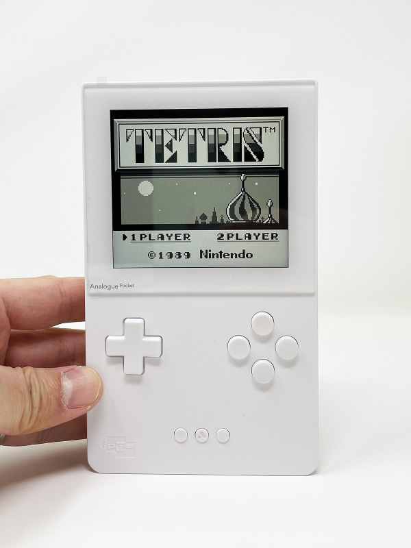 製品本来の高精細な画面のほか、懐かしのゲームボーイやゲームボーイポケットの画面を忠実に再現した画面モードでも遊べます。バックライトがなかったころの暗い画面が懐かしい……