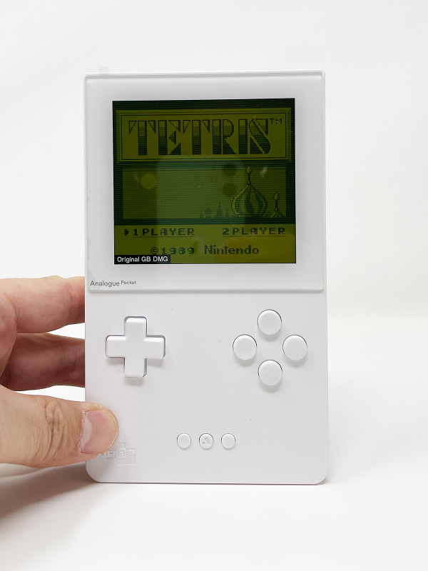 製品本来の高精細な画面のほか、懐かしのゲームボーイやゲームボーイポケットの画面を忠実に再現した画面モードでも遊べます。バックライトがなかったころの暗い画面が懐かしい……