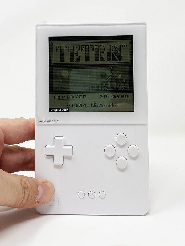 製品本来の高精細な画面のほか、懐かしのゲームボーイやゲームボーイポケットの画面を忠実に再現した画面モードでも遊べます。バックライトがなかったころの暗い画面が懐かしい……