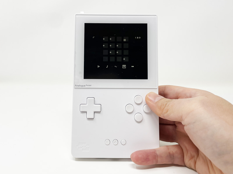 シーケンサー/シンセサイザー「nanoloop 2」を本体に内蔵しているので、これ一台で音楽を作成できます。