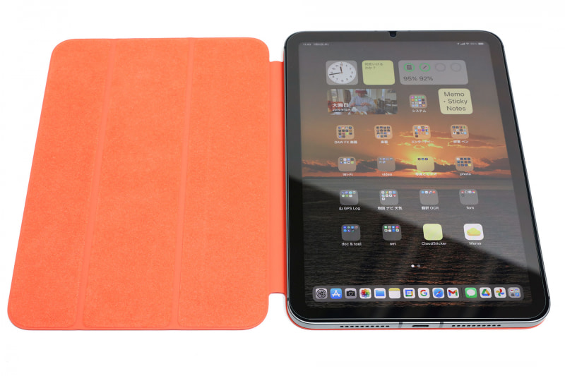 iPad mini 6にApple純正「iPad mini（第6世代）用Smart Folio」を装着。カラーはエレクトリックオレンジで、少し蛍光色的な目立ち度があるオレンジ色だ。お値段7480円。純正品は高いが、薄くて機能的で実用性が高い