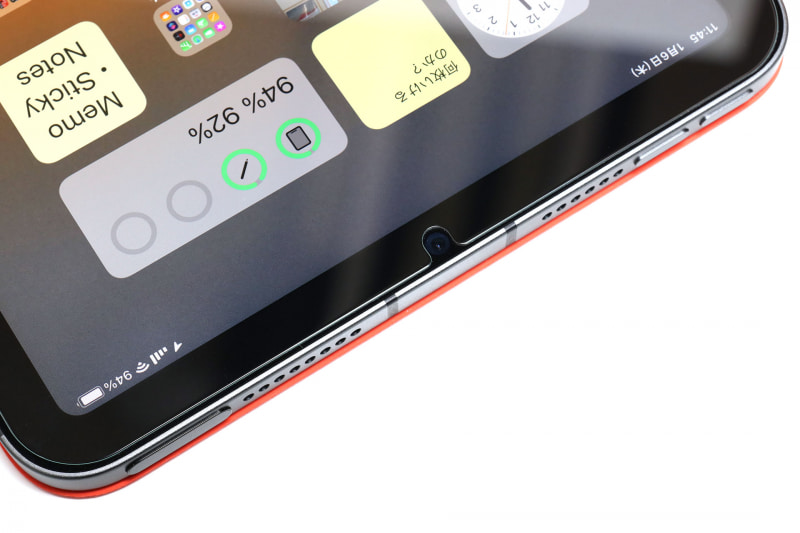 画面保護のガラスタイプフィルムを貼付。1000円（1枚入り）だった。ガイド枠付きで容易に貼ることができた。iPad mini 6用画面保護フィルムがあまり多くない頃の製品だが、品質的には満足できるレベルだ