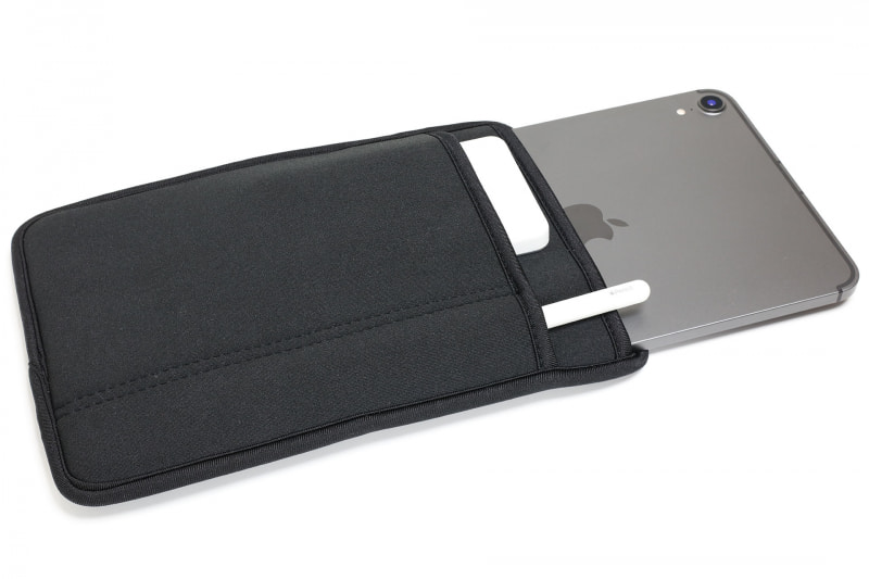 JTT「iPad mini シリーズ用 JustFit スリーブケース」はネオプレン（ウェットスーツ）素材のソフトケース。iPad mini（第1世代〜第6世代）が完全に収まるメインポケットがあるほか、Apple Pencil用ポケットとアクセサリー収納用ポケットがある。アクセサリー収納用ポケットにはケース入りのiPhone 13 Pro Maxがすっぽり収まる