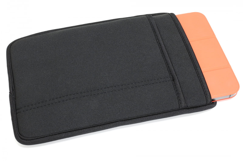 Smart Folioを装着したiPad mini 6も一応入るが、Smart Folio表面素材とケースのネオプレン素材の摩擦で、「出し入れしにく〜い」のであった。両手を使って徐々に押し込むように入れる必要があったりする。あらら、このケース、失敗した!?