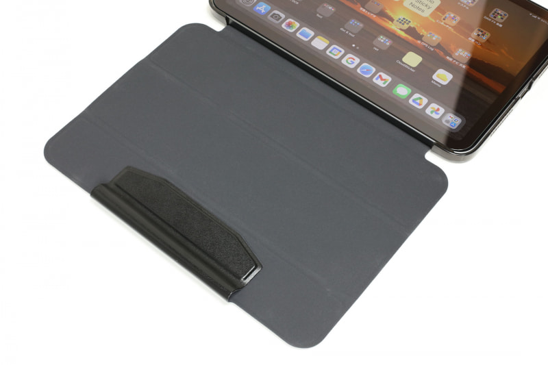 iPad mini 6を立てることもできるが、少しコツがある。フラップのマグネット部分とカバーの内側を吸着させておく必要があるのだ。フラップ部分の隙間にApple Pencilを挿しておいてもOK
