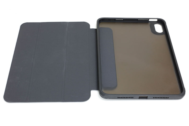 ESR「iPad mini6 ケース 2021 磁気着脱式」はiPad mini 6の表も裏も保護できる画面カバー付きのケース。背面はポリカーボネートで、iPad mini 6サイドを包み込む部分はやや柔軟な樹脂素材となっている