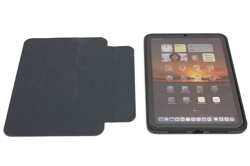 カバー部分をマグネットで着脱できる。マグネットは十分強力で、カバー部分を持ってiPad mini 6を持ち上げても不安はない（が、角度によって外れるとは思うので、やらないほうが無難）。また、冷蔵庫などスチールの面に対し、カバーやケースを吸着させることもできた。ケース背面のマグネットにより、iPad mini 6を入れた状態でスチール面に固定することも可能（だが、場合によっては落下すると思うので、やらないほうが無難）