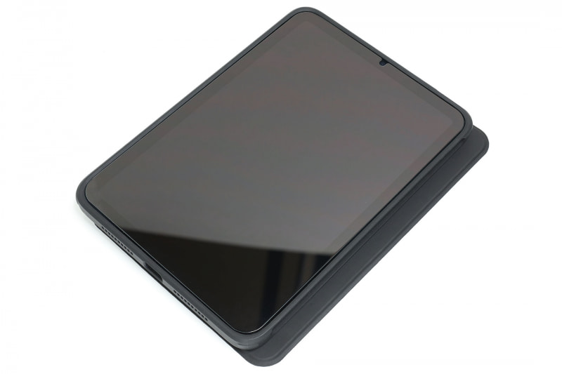 カバー装着状態で使用中、カバーを広げた状態でiPad mini 6の裏面に折り返すと、iPad mini 6がスリープに移行してしまう。スリープ・ウェイクアップのためのカバー側マグネットが強力すぎる？