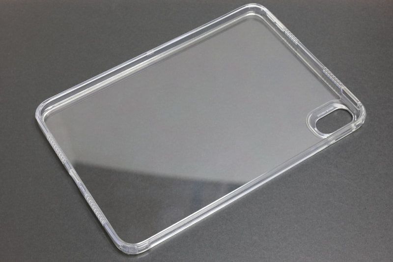 ESR「iPad mini6 ケース 2021 ハイブリッド」は、背面がハードな素材で周囲がTPUと思われる柔軟な素材となっている。だからハイブリッドなんでしょうな