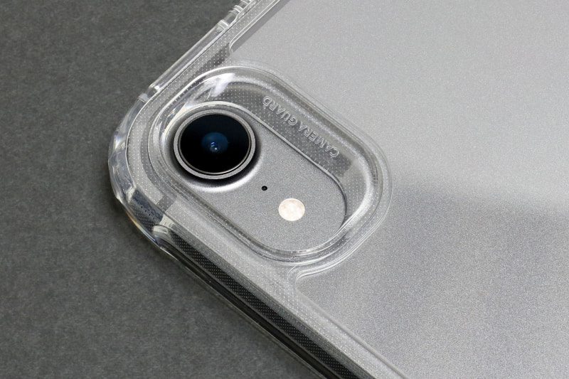 カメラ部はこんな形状。ESRのケースのカメラ部はどれもこんな特徴的な形状になっている