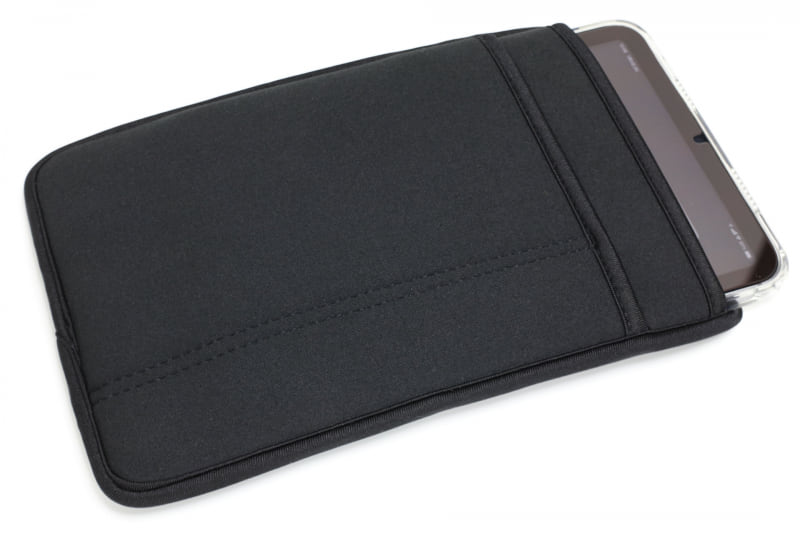 ケースに入れたiPad mini 6を前出のネオプレン製ケースに入れてみたが、完全に収まった。出し入れ感としては、Smart Folio装着時よりずっと出し入れしやすいものの、スッと出し入れできるという感じではなかった。iPad mini 6サイドを覆うTPU素材が少々引っかかる感じなのと、このケース自体が少し厚手ということもあり、出し入れがややキツいという印象