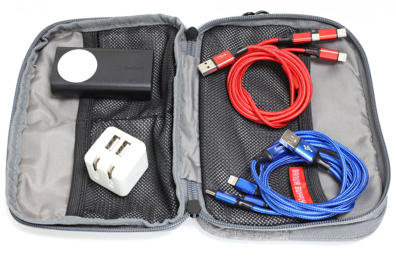 iPhone 13 Pro Max、iPad mini 6、Apple Watchを充電するために、USB-ACアダプターとモバイルバッテリーと充電用ケーブルも携行