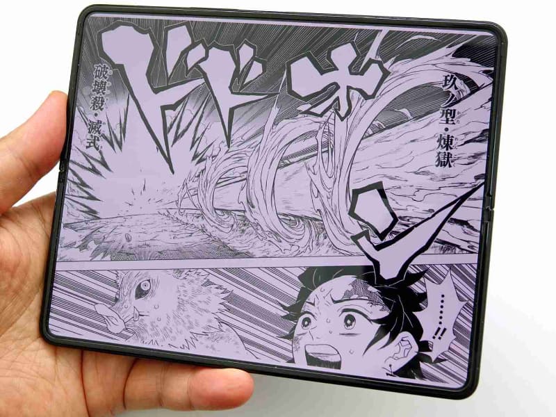 横向きにすると、2ページが1画面に収まる見開き表示になる。見開きを大胆に使ったシーンを読むのに最適だ。インカメラがディスプレイ下に隠されているため、全画面表示でも紙面が隠れることがない