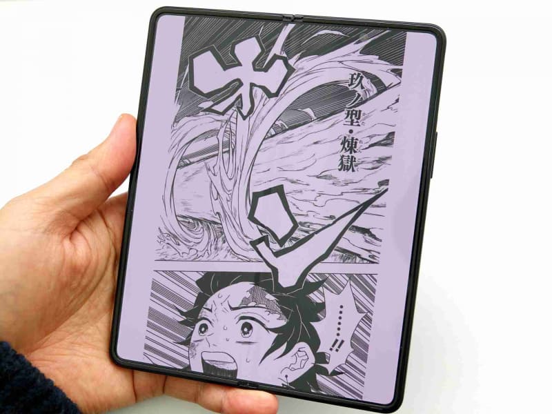 縦にすると1ページずつの表示になる。サイズが大きくなるため読みやすくなるが、紙のコミックに慣れていると少々違和感がある。画面のようなシーンの場合、縦のコマが真っ二つになってしまうため、シーンが分かりづらくなるのもデメリットだ