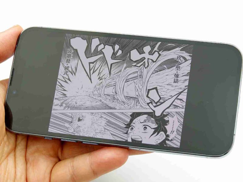 上と同じページを「iPhone 13 Pro」で表示してみたが、左右の余白（と言っても黒いが）が多く、絵や文字がかなり小さくなる