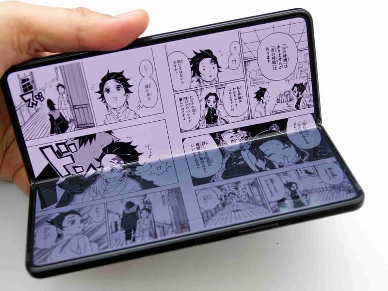 折り曲げる方向が異なるため、フォルダブルといっても紙のコミックのようにはならない