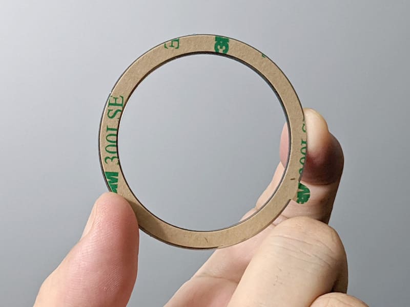 これ自体はただの金属製のリング。裏面のシールを剥がしてスマホに貼り付ける