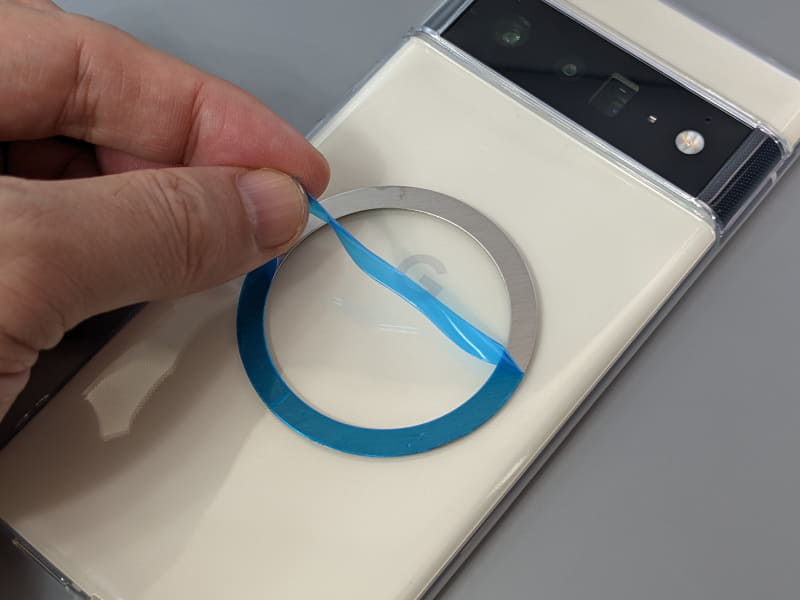 今回はPixel 6 Proに貼り付けてみた。完了したら表面の保護フィルムを剥がす